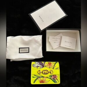 Authentic $1250 Gucci GG Zumi Neon Yellow Flora Bifold Wallet 536353 7271 EUC